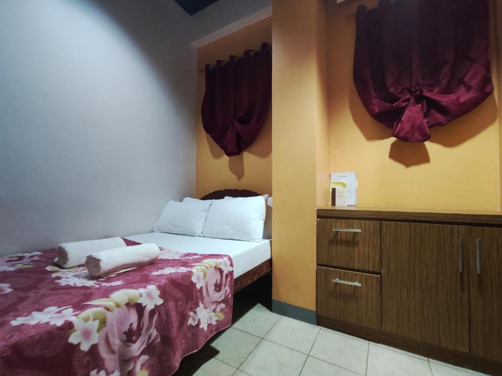 Postel nebo postele na pokoji v ubytování Balai Subik Hotel