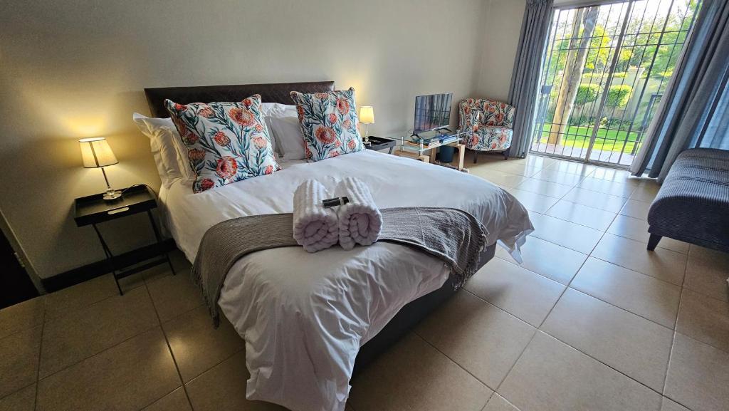una camera da letto con un letto con due peluche sopra di Grobler's Haven a Pretoria