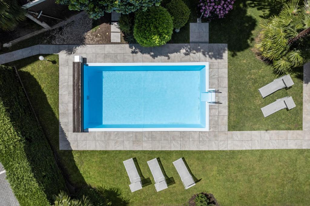- une vue sur la piscine dans la cour dans l'établissement Residence Désirée Classic & Design, à Merano