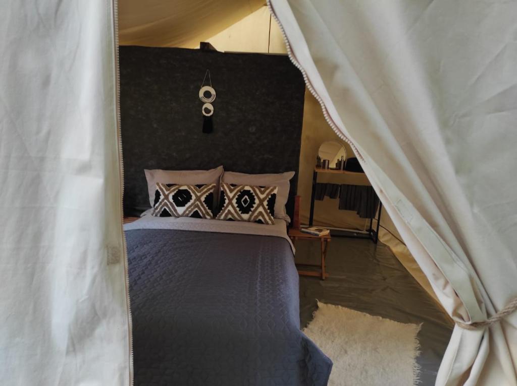 a bedroom with a bed in a tent at Glamping Casa Soarelui in Vama Veche