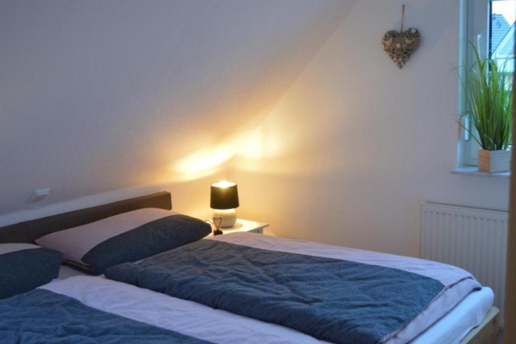 Un pat sau paturi într-o cameră la 7 OG - Charmante Ferienwohnung mit traumhaften Seeblick und Balkon in Röbel an der Müritz