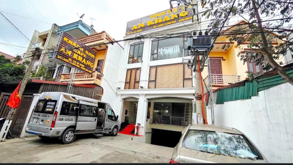 una furgoneta blanca estacionada frente a un edificio en An Khang Hotel, en Lạng Sơn