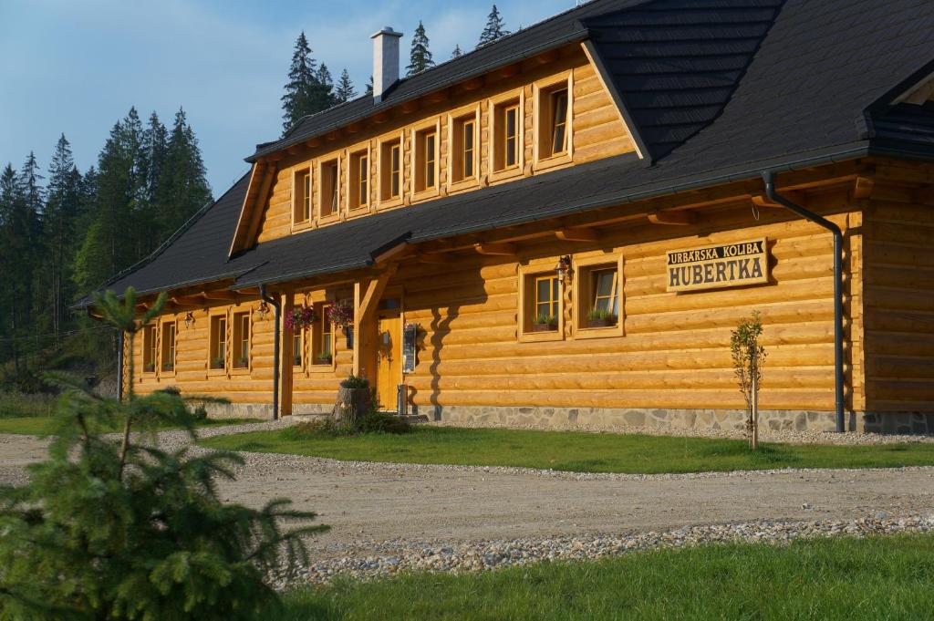 drewniany domek z napisem na przedniej stronie w obiekcie Koliba Hubertka w mieście Oravice