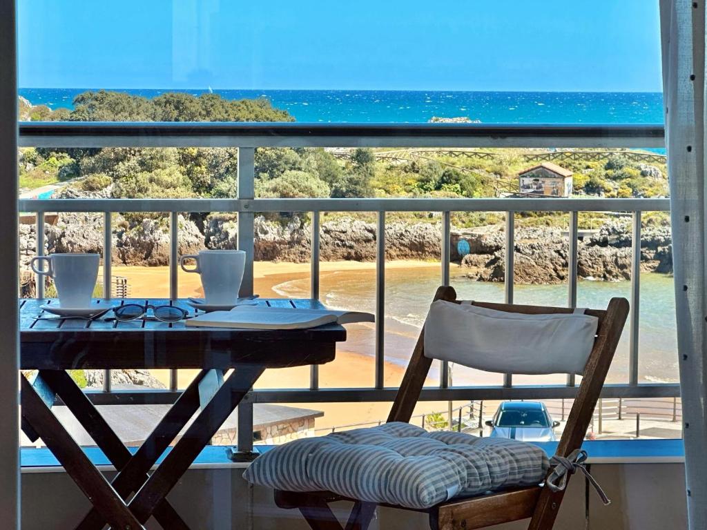 una mesa con una silla y vistas al océano en Alfar - 5900, en Isla