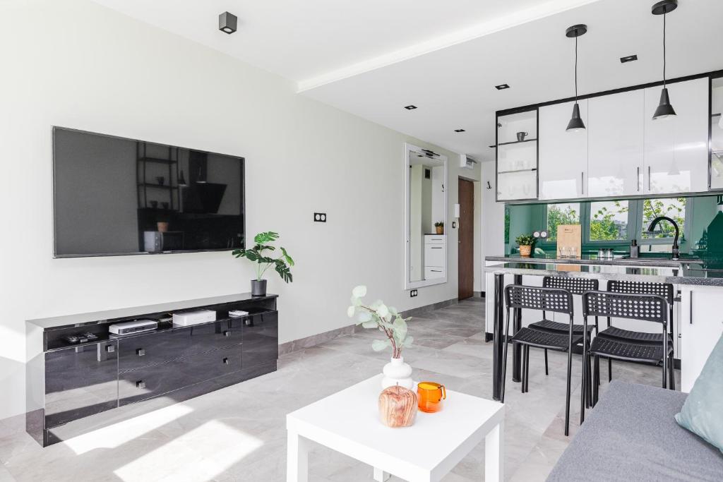 Posedenie v ubytovaní SuperApart Saska 48a, Sleek 6th-Floor Studio with Balcony & Elevator Access