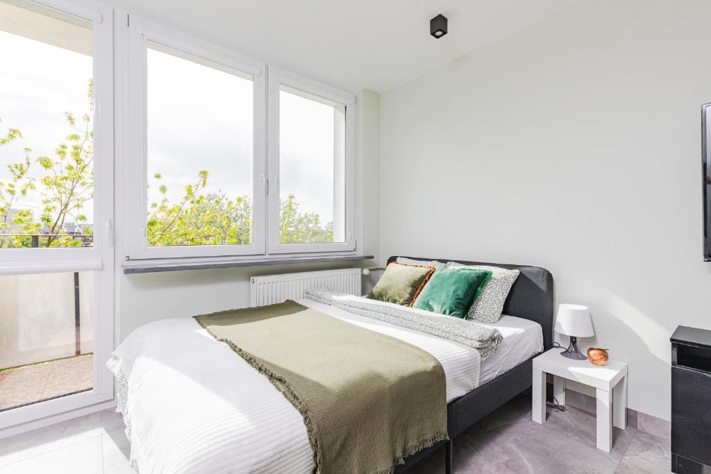 Posteľ alebo postele v izbe v ubytovaní SuperApart Saska 48a, Sleek 6th-Floor Studio with Balcony & Elevator Access