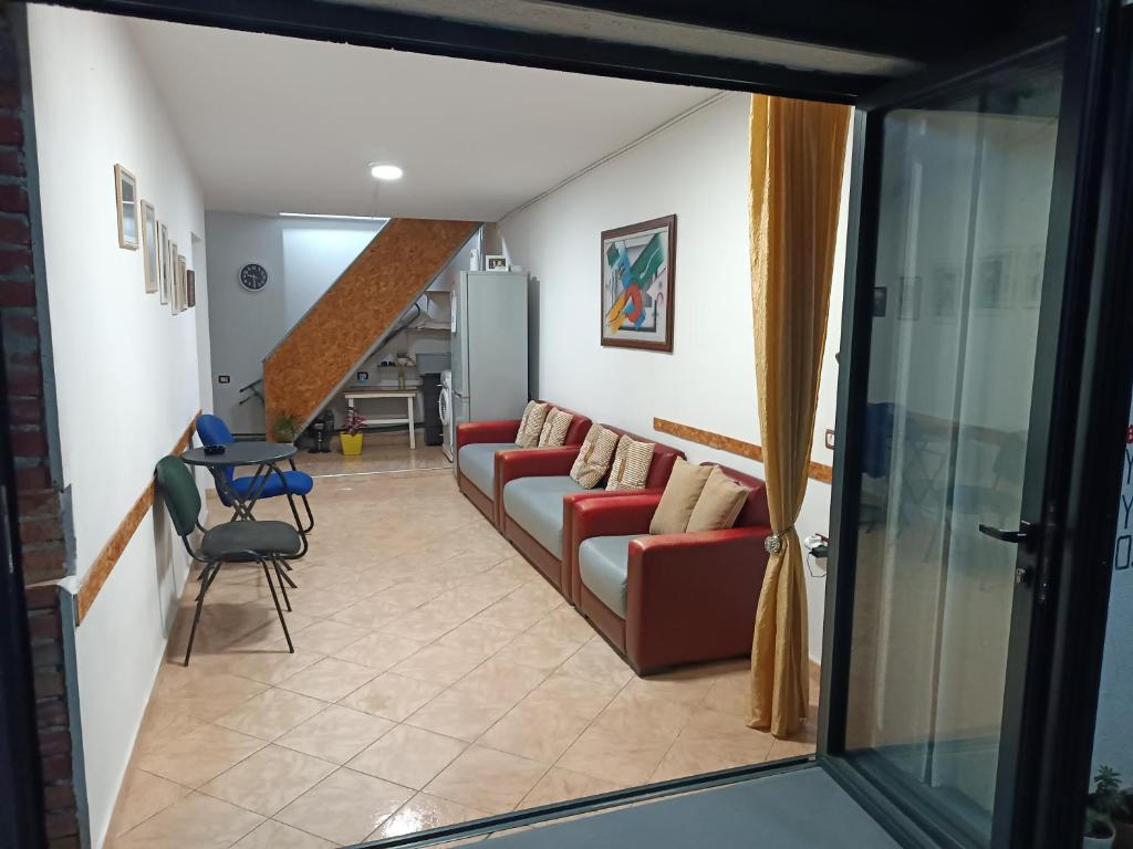 - un salon avec un canapé et une table dans l'établissement Guesthouse Eva Duplex Apartment, à Berat