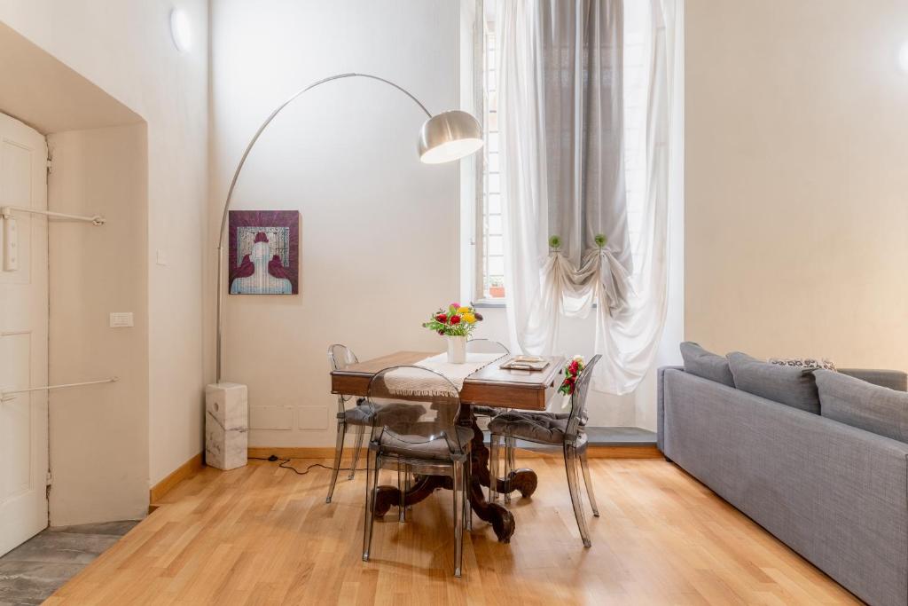 ein Wohnzimmer mit einem Tisch und einem Sofa in der Unterkunft La casa di Cristina in Lucca