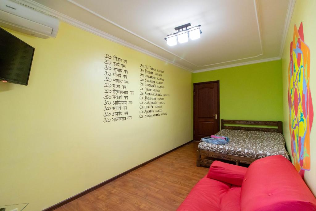 キーウにあるKvartirkoff na Obolonskiy 16Eの赤いソファと壁のあるリビングルーム