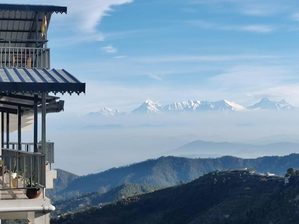 uma vista para as montanhas a partir de um edifício em Divine Retreat em Mukteshwar