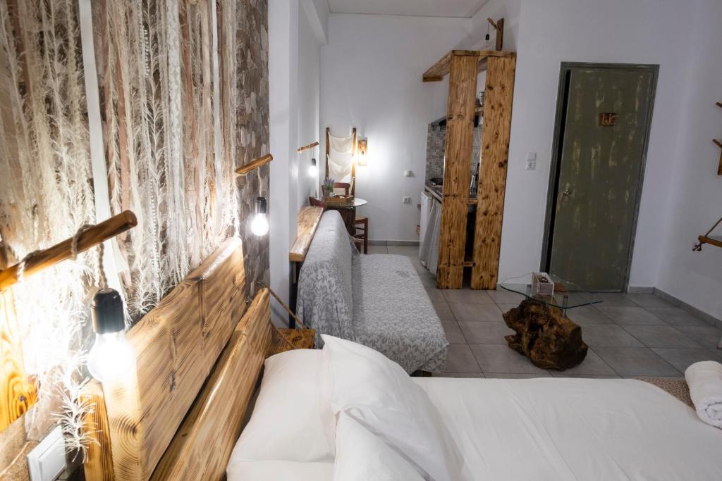 Postel nebo postele na pokoji v ubytování Onar Syros - Rustic Rooms