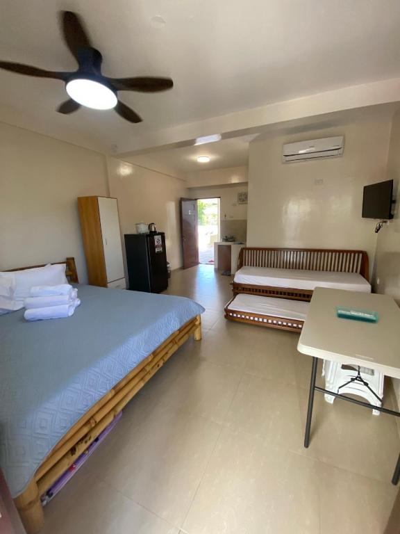 Postel nebo postele na pokoji v ubytování Villa Pamana Inn Puerto Galera powered by Cocotel