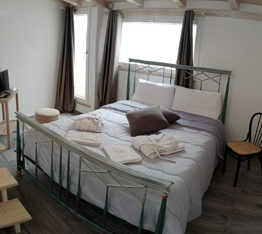 1 dormitorio con 1 cama grande y toallas. en Casa Vacanza Altamura en Altamura