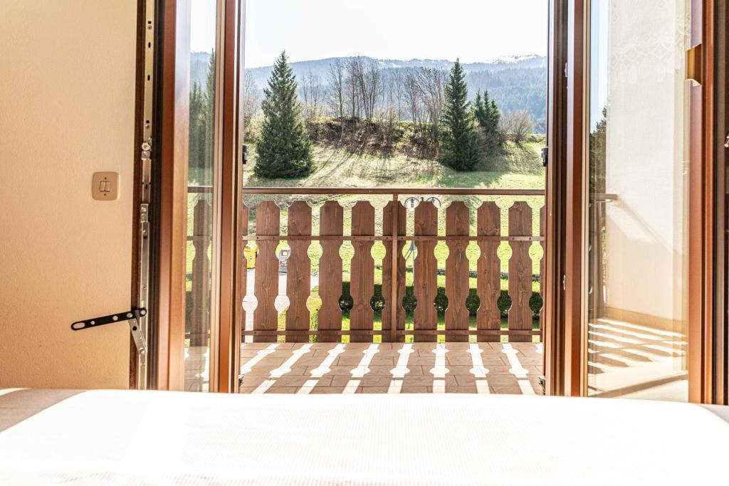 Postel nebo postele na pokoji v ubytování Trilo Luce della Paganella