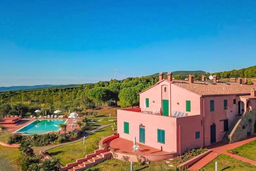 una vista aérea de una casa con piscina en Golden View Apartment with pool, en Castiglioncello