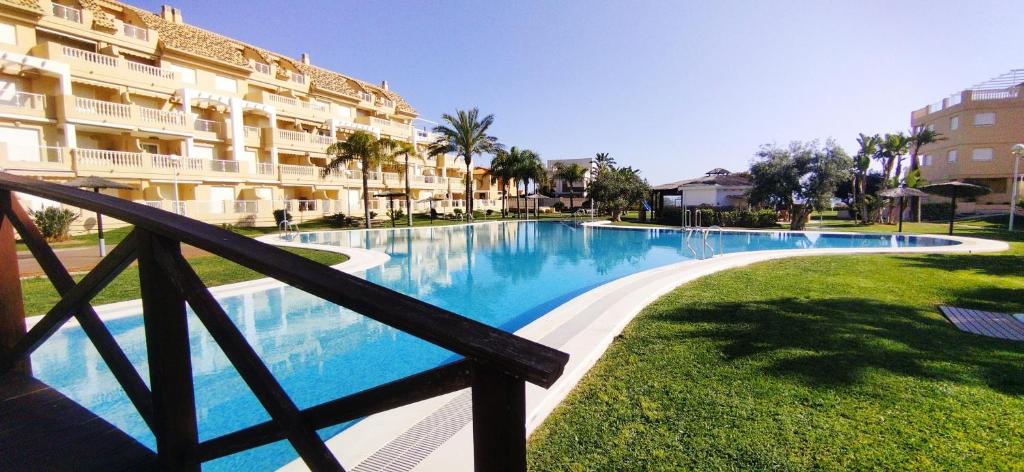una piscina frente a un gran edificio de apartamentos en Vista Blava, en Denia