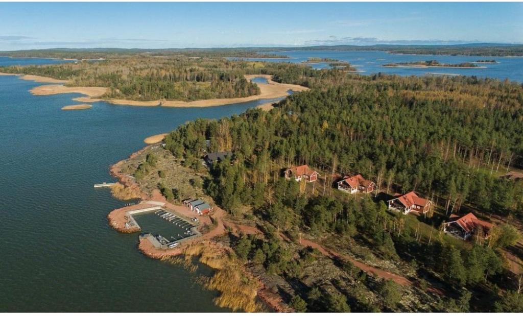 una vista aerea di una casa su un'isola in acqua di Norrö Holiday Village a Bamböle