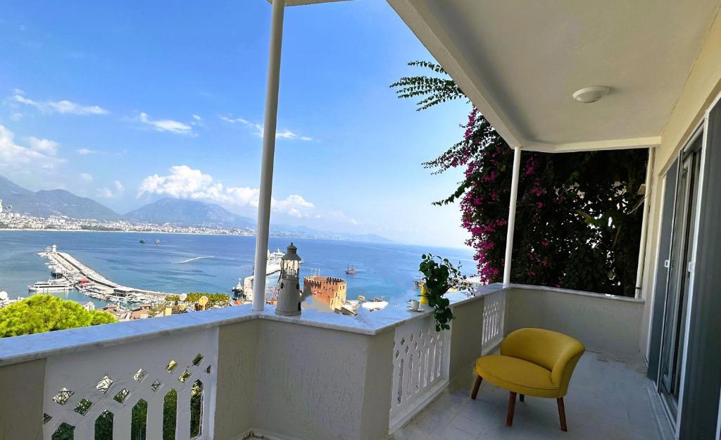 einen Balkon mit Meerblick in der Unterkunft SEAVIEW CASTLE HOUSE in Alanya