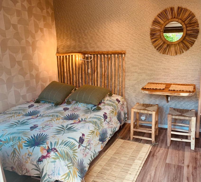 1 dormitorio con 1 cama con cabecero de madera en Studio Gliss'in, en Lacanau-Océan
