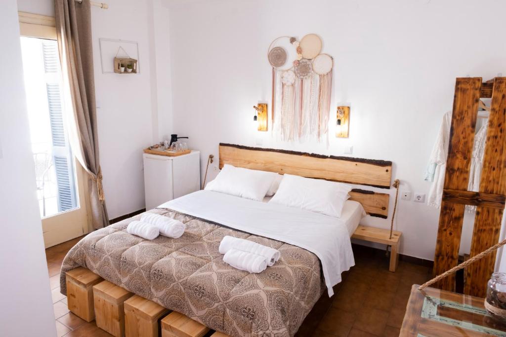 Postel nebo postele na pokoji v ubytování Onar Syros - Rustic Rooms