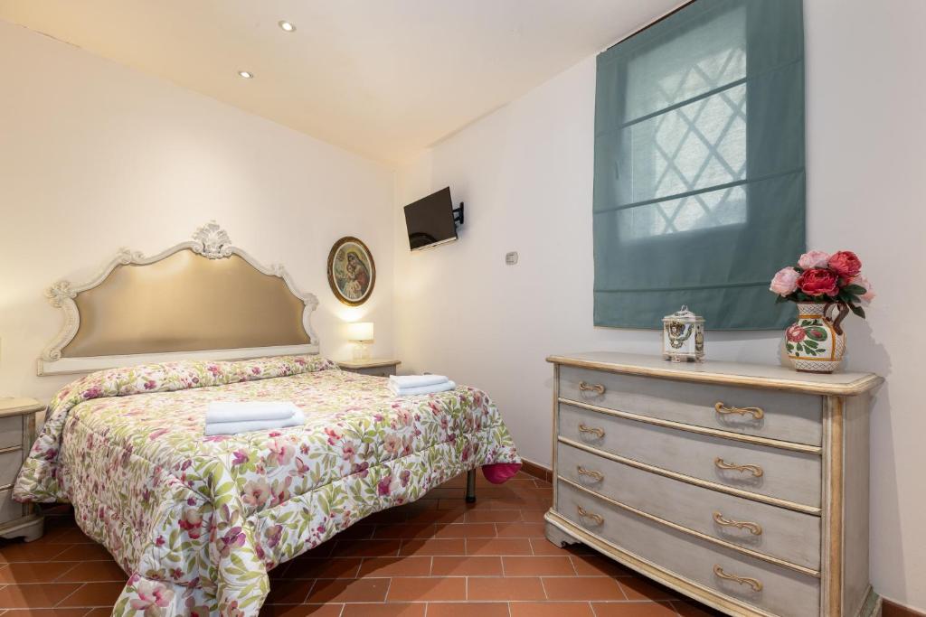 una camera con letto, cassettiera e finestra di Appartamento Dè Mangiadori a San Miniato