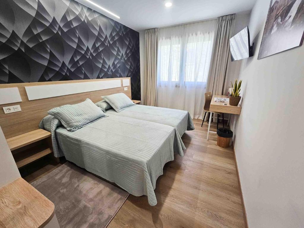 een slaapkamer met een groot bed in een kamer bij A Quinta de Cea in Cea