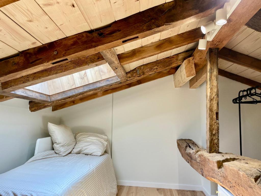 - une chambre avec un lit et des plafonds en bois dans l'établissement Appartement 3 chambres Hyper centre Bayonne, à Bayonne
