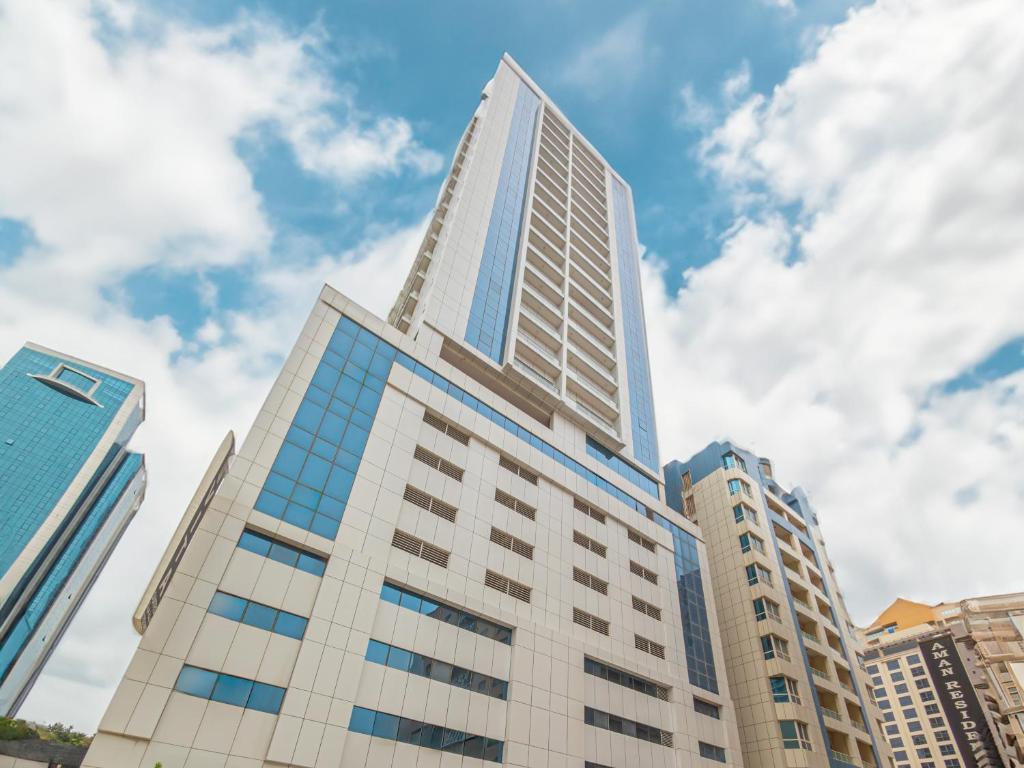 Vita Suites في المنامة: مبنى طويل في مدينة بها مباني