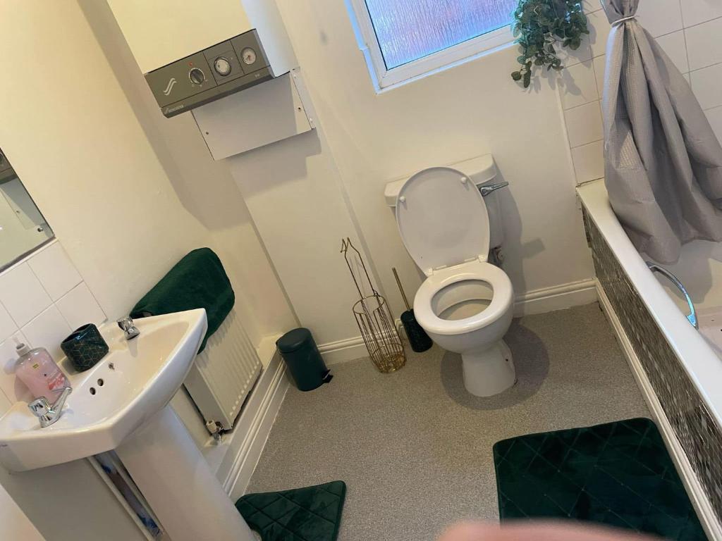 ein kleines Bad mit WC und Waschbecken in der Unterkunft Clifton Home - Newly refurbished - Perfect for contractors! in Killingbeck