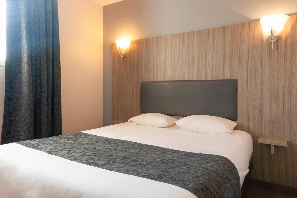 Postel nebo postele na pokoji v ubytování BRIT HOTEL CONFORT ALEXIA - La Souterraine
