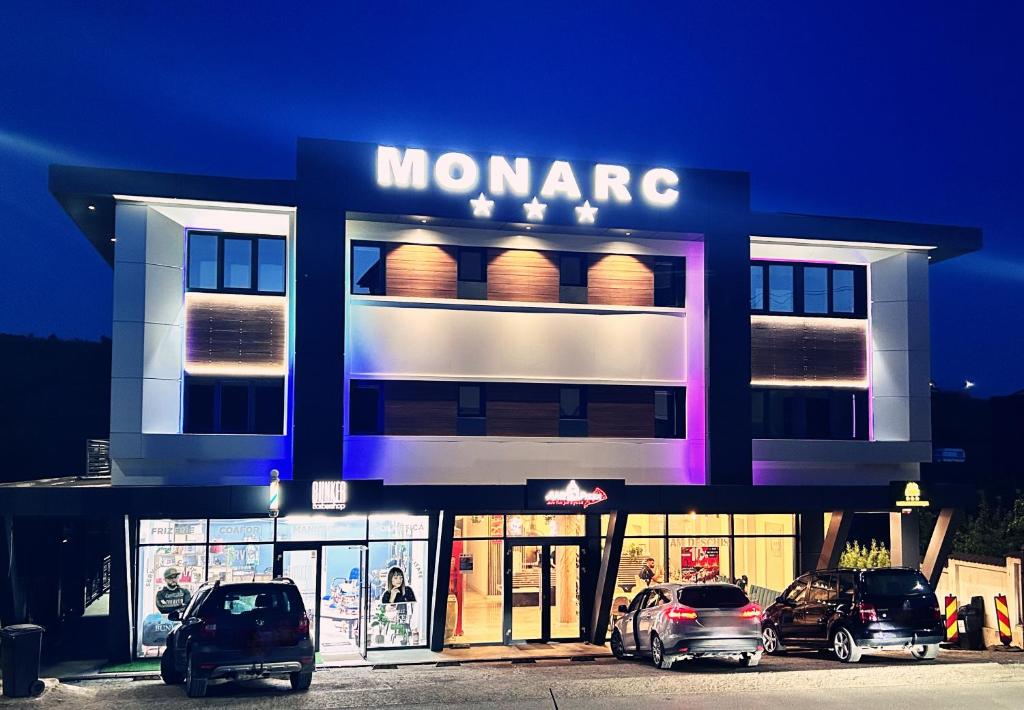 una tienda manca con coches aparcados delante de ella en MONARC Boutique ApartHotel - SELF CHECK-IN, en Iaşi
