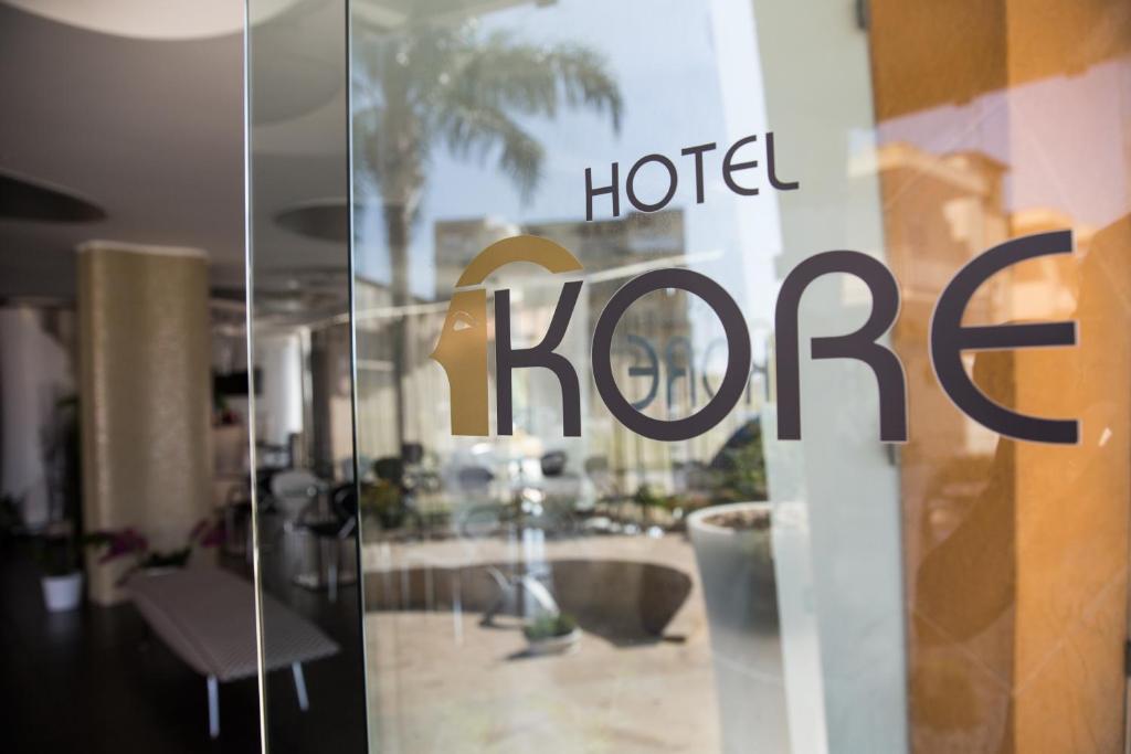 Un certificado, premio, letrero u otro documento en Hotel Kore