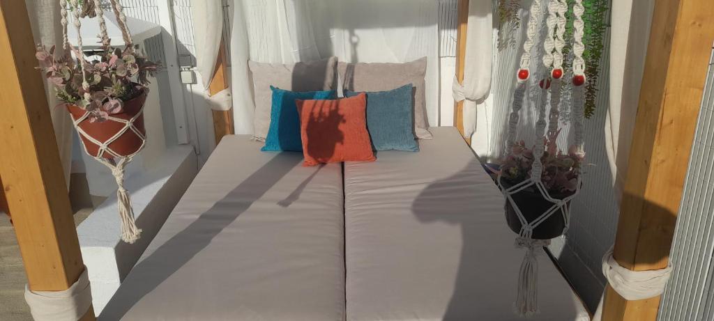 1 cama en una habitación con 2 almohadas en AMMO, en Olhão