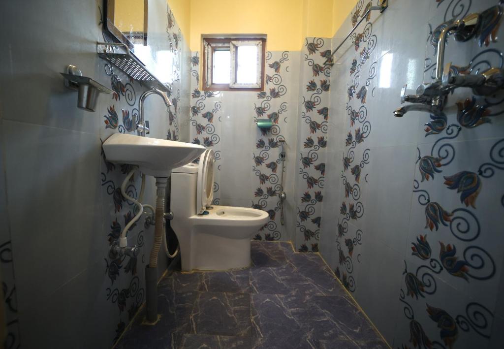 Bagno di Hotel Flycatcher Chitwan- A jungle Safari Home