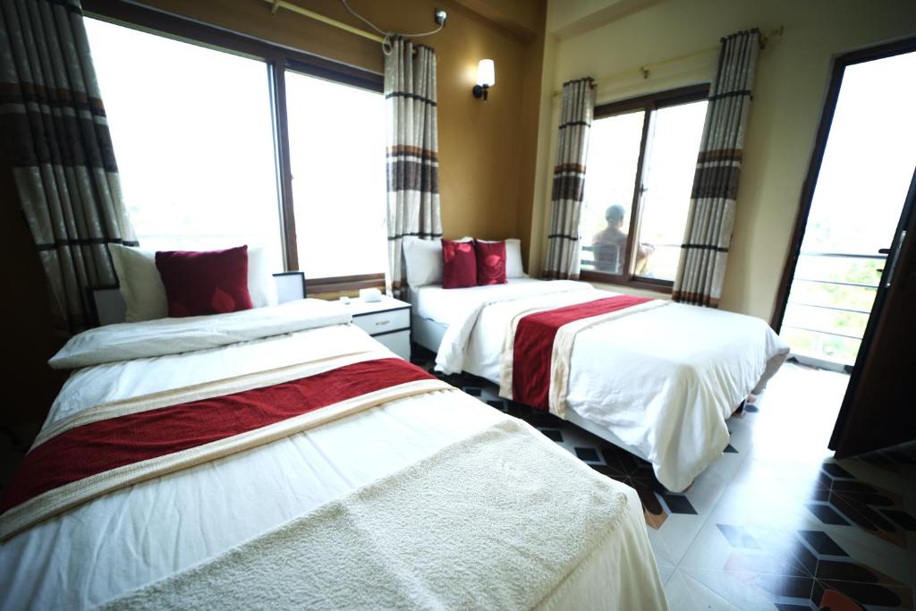 Letto o letti in una camera di Hotel Flycatcher Chitwan- A jungle Safari Home