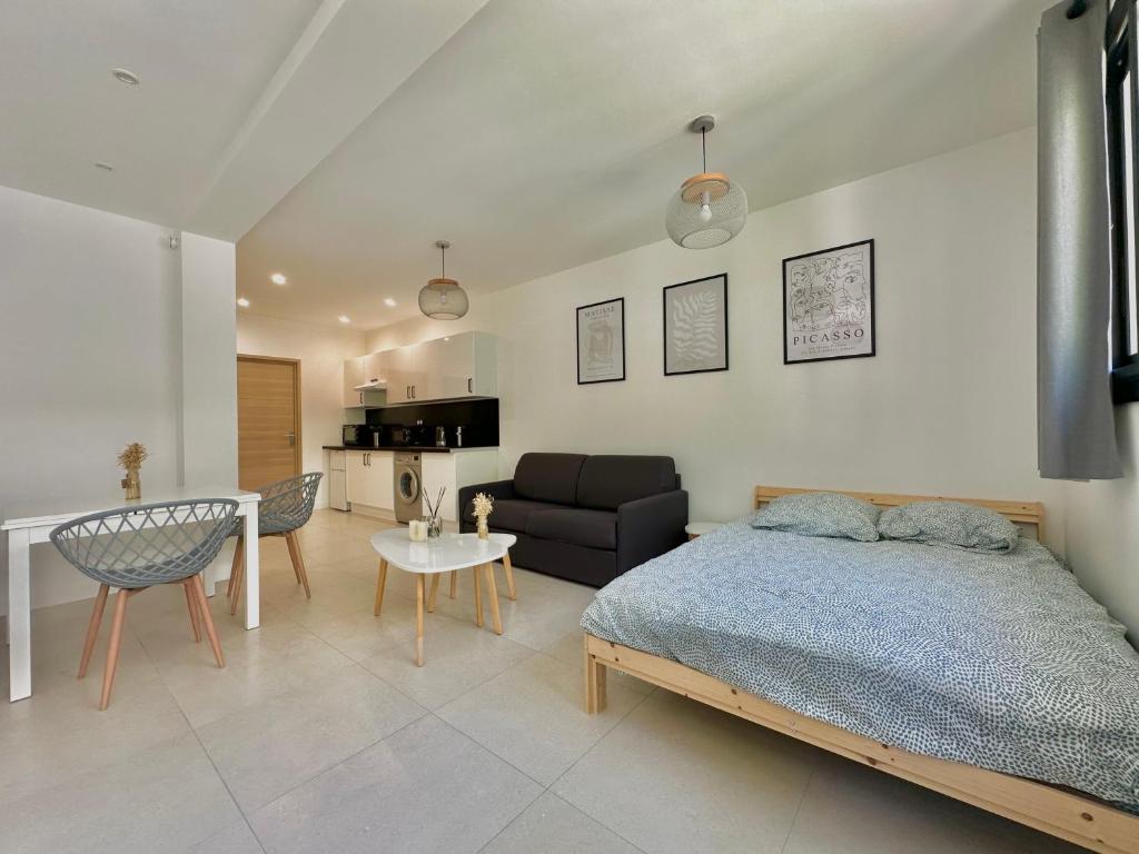 une chambre avec un lit et un salon dans l'établissement Grand studio rénové proche mer !, à Nice
