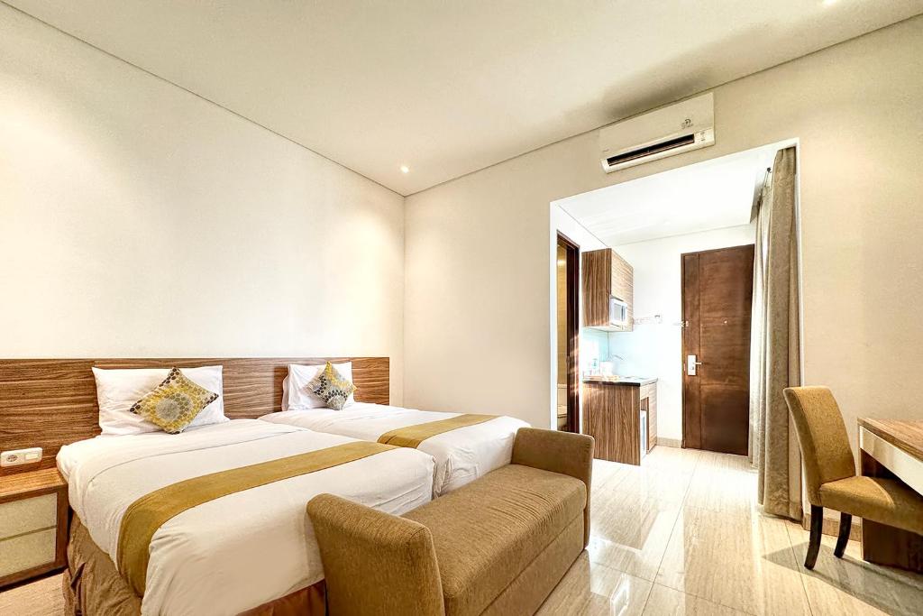 Postel nebo postele na pokoji v ubytování Rasuna Icon Hotel