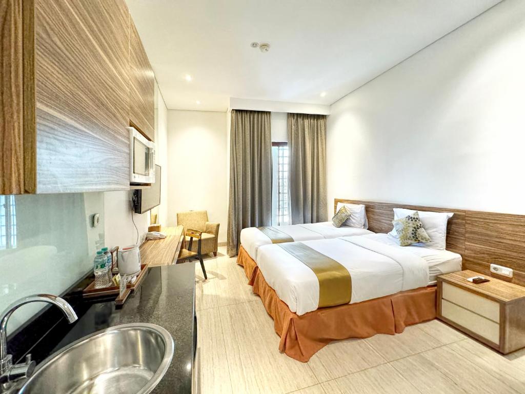 Postel nebo postele na pokoji v ubytování Rasuna Icon Hotel