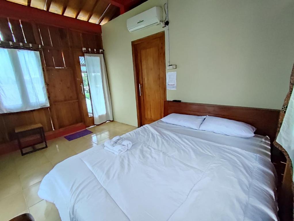 Ліжко або ліжка в номері Omah joglo RedPartner