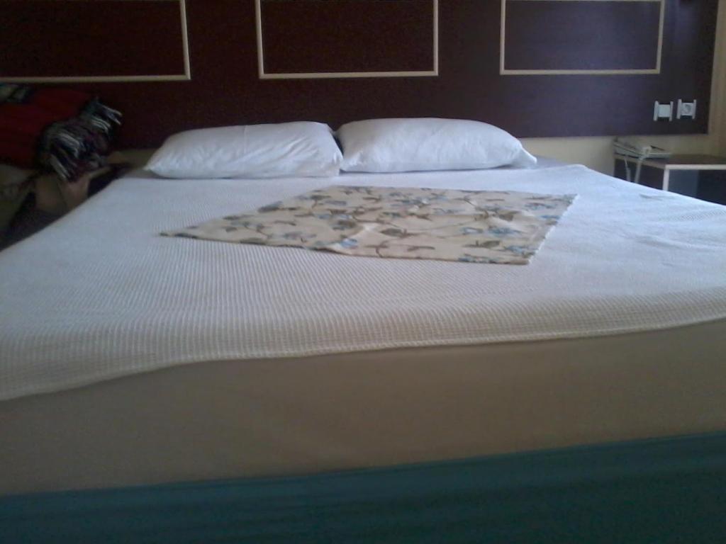 A bed or beds in a room at Hamle Hotel