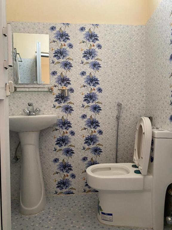 un bagno con un water e un lavandino di Beli Guest House a Pokhara