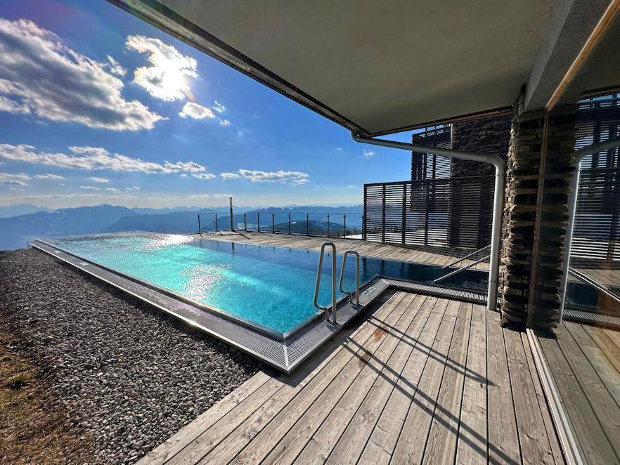 ein Pool auf dem Dach eines Hauses in der Unterkunft Apartment Panoramablick Gerlitzen inkl Hotelanbindung in Pölling