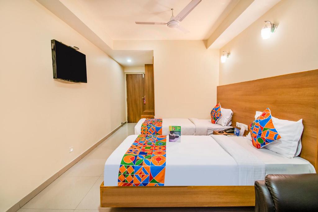 Postel nebo postele na pokoji v ubytování FabHotel Jansi Deluxe - Nr Gandhipuram Bus stand