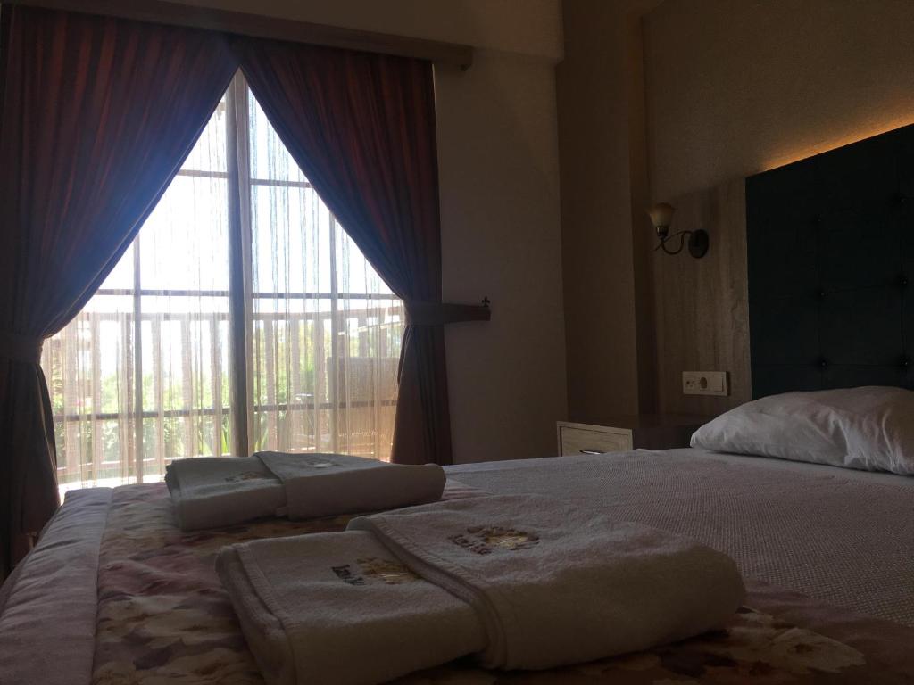 A bed or beds in a room at Hamle Hotel