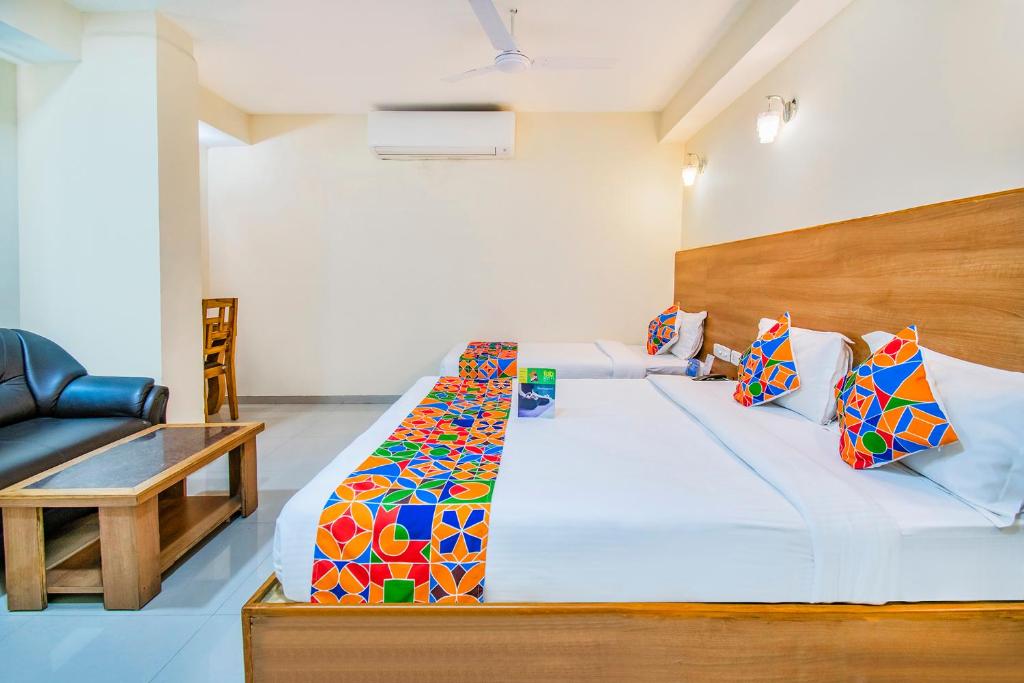 Postel nebo postele na pokoji v ubytování FabHotel Jansi Deluxe - Nr Gandhipuram Bus stand