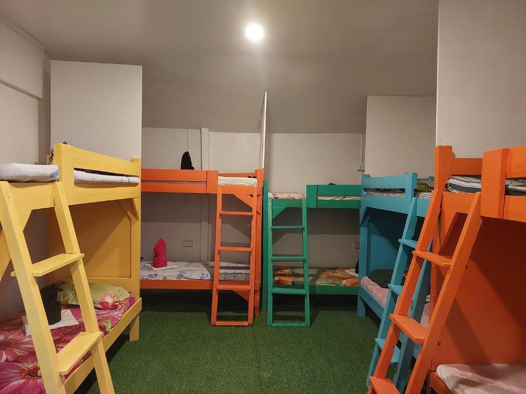 Palanda nebo palandy na pokoji v ubytování Sun Valley Hostel