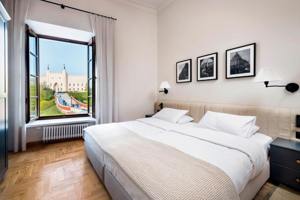 En eller flere senge i et værelse på EASY RENT Apartments- Fontana Boutique