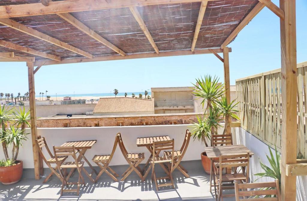 a patio with chairs and tables on a roof at Complejo La Chanca, HAB 11 in Conil de la Frontera
