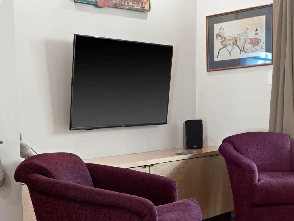 TV a/nebo společenská místnost v ubytování Relaxing 2 Bedroom steps from Vail Resort