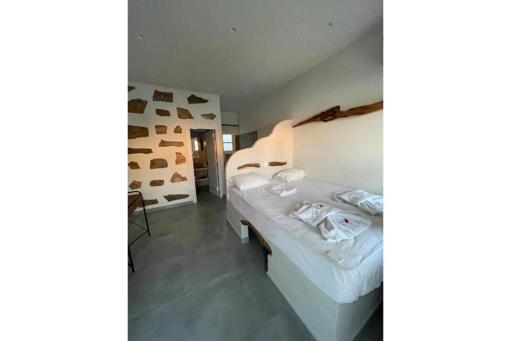 een slaapkamer met een bed in een kamer bij Politimis Studio N2 in Amorgós